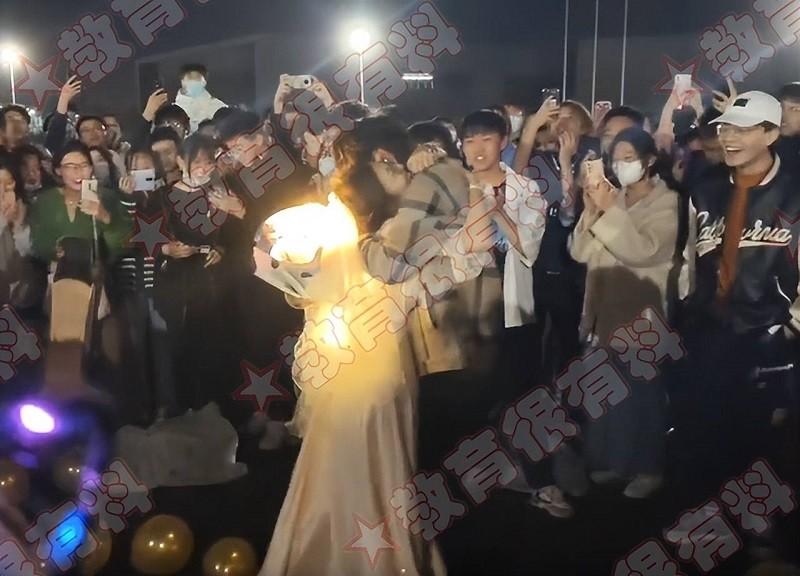 Nữ sinh đại học mặc váy cưới đến tỏ tình với bạn trai-4