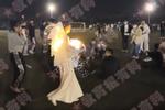 Nữ sinh đại học mặc váy cưới đến tỏ tình với bạn trai