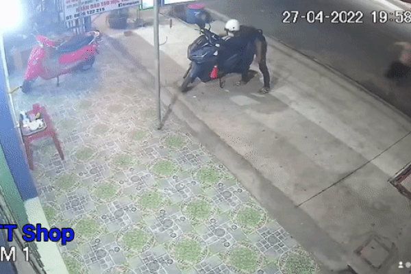 Clip: Stealing a car, the young man was beaten up by people holding a chair