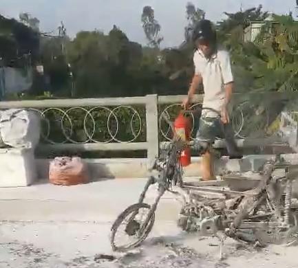 TP.HCM: Người bán rau củ tự đốt xe khi gặp tổ công tác-1