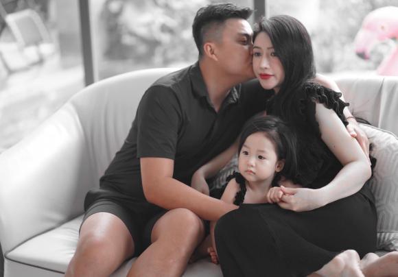 Vân Navy lâu lắm mới đăng ảnh gia đình, con gái chiếm spotlight-2