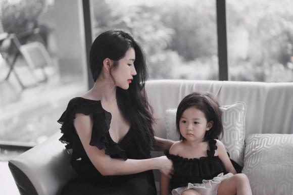 Vân Navy lâu lắm mới đăng ảnh gia đình, con gái chiếm spotlight-5