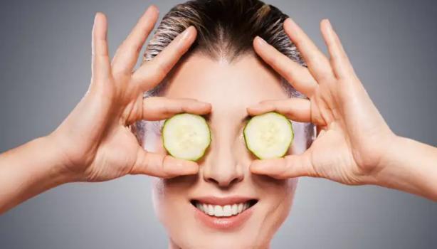 Treat dark circles with almond oil and cold milk-3