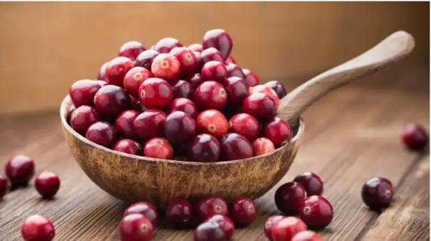 Trị quầng thâm mắt bằng dầu hạnh nhân và sữa lạnh-4