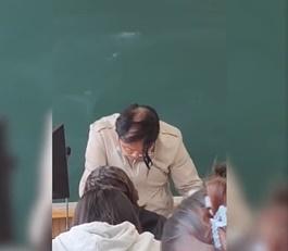 Thầy giáo đứng trên bục giảng, cúi đầu một cái lộ bí mật-1