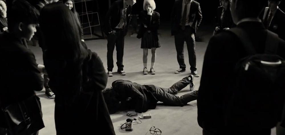 Khánh My bênh Sơn Tùng làm MV có cảnh tự sát: Xem và im lặng đi-1