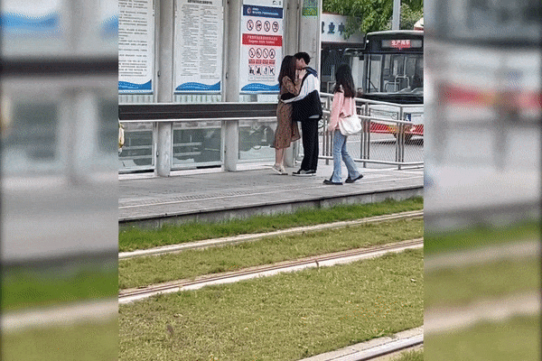 The young couple casually kissed, the reaction of the passerby had a fever-2