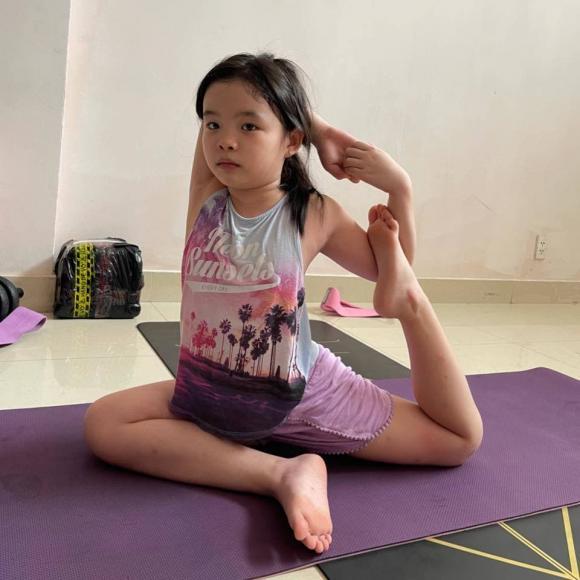 Con gái 9 tuổi Phương Trinh Jolie: Yoga cực dẻo, thừa hưởng gen mẹ-6