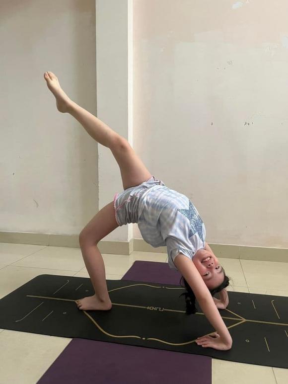 Con gái 9 tuổi Phương Trinh Jolie: Yoga cực dẻo, thừa hưởng gen mẹ-8