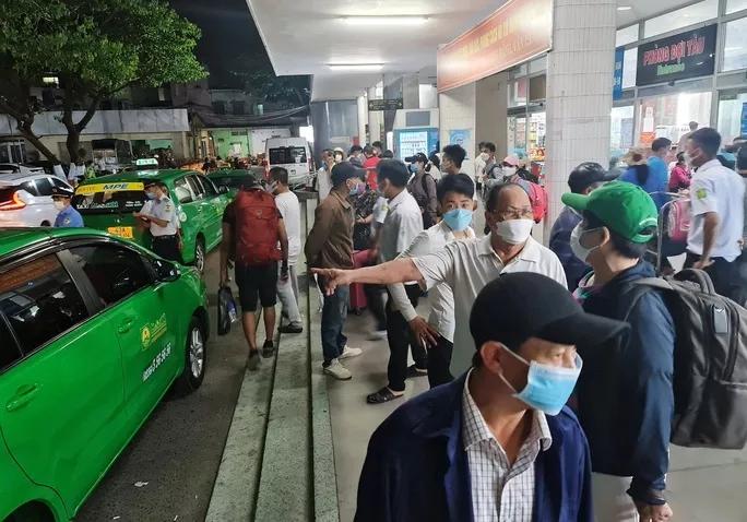Trước sân ga, taxi, grab hoạt động nhộn nhịp, khác hẳn với khung cảnh vắng vẻ trước đây.
