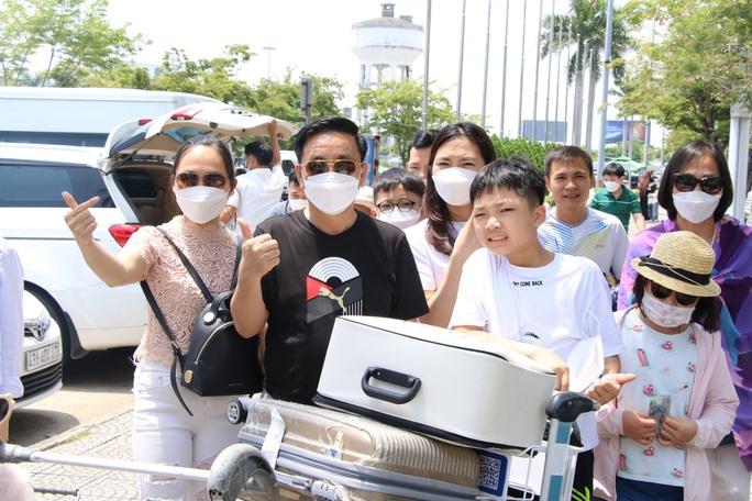 Du khách Nguyễn Văn Thành (quê Hà Nội) phấn khởi cho biết gia đình đã săn vé, đặt tour du lịch Đà Nẵng vào hơn 2 tháng trước. Ngay sau khi đáp sân bay Đà Nẵng, đại gia đình sẽ tham quan bãi biển, Bà Nà Hills và các địa điểm công cộng khác theo kế hoạch.