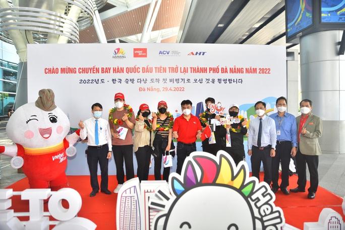 Sáng cùng ngày, Sở Du lịch TP.Đà Nẵng và Hãng hàng không Vietjet Air tổ chức Lễ đón chuyến bay VJ879, từ Incheon hạ cánh Đà Nẵng tại Sân bay quốc tế Đà Nẵng. Đây là hoạt động nhằm chào mừng nối lại đường bay thương mại Hàn Quốc - Đà Nẵng sau thời gian dài đóng băng do dịch Covid-19.