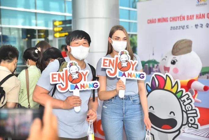 Chuyến bay VJ879 đầu tiên hạ cánh lúc 9 giờ 40 sáng nay, đưa hơn 220 hành khách từ Incheon (Hàn Quốc) đến với Đà Nẵng. Mỗi hành khách trên chuyến bay VJ879 được ngành du lịch Đà Nẵng tặng quà lưu niệm, gồm: móc khóa, ấn phẩm du lịch, bánh khô mè đặc sản và bộ sản phẩm khẩu trang, gel sát khuẩn tay để có một chuyến du lịch an toàn và trọn vẹn.