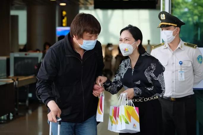 Theo dự kiến, trong thời gian từ ngày 27-4 đến 3-5, dự kiến tổng số chuyến bay nội địa và quốc tế dự kiến đến Đà Nẵng đạt khoảng 600 chuyến bay (gồm 18 chuyến bay quốc tế từ Singapore, Thái Lan, Hàn Quốc). Công suất phòng khối khách sạn, resort 4-5 sao dự kiến đạt khoảng 70-75%, trong đó khách sạn ven biển đạt trên 90%, khách sạn ở khu vực trung tâm công suất khoảng 50%.