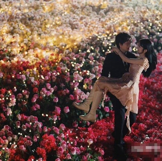 Chàng trai mua 50.000 bông hoa, đặt nhẫn Angela Baby cầu hôn bồ-5