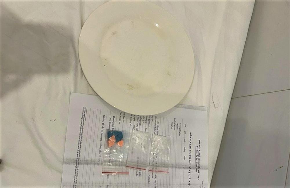 Chồng rủ bạn vào khách sạn chơi ma túy, vợ gọi điện báo công an-2