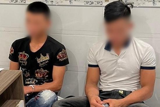 Chồng rủ bạn vào khách sạn chơi ma túy, vợ gọi điện báo công an