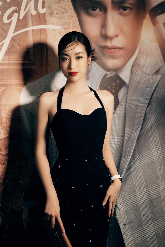 Thực hư Đỗ Mỹ Linh chơi trội phá dresscode đám đông-2