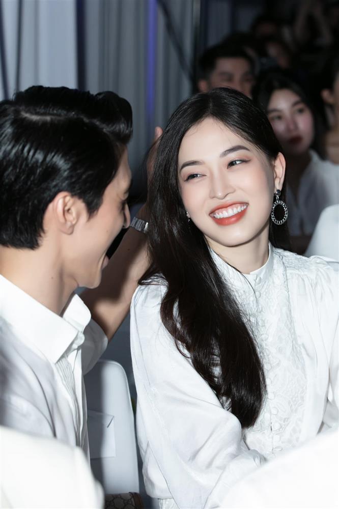 Thực hư Đỗ Mỹ Linh chơi trội phá dresscode đám đông-4