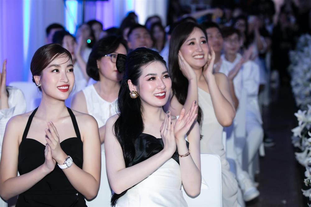 Thực hư Đỗ Mỹ Linh chơi trội phá dresscode đám đông-8