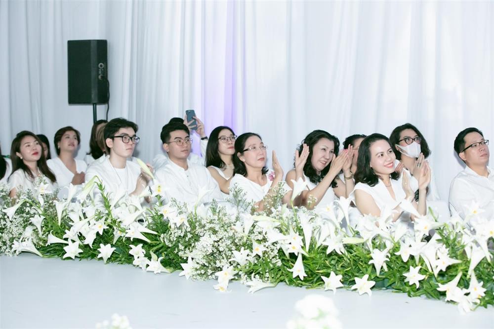 Thực hư Đỗ Mỹ Linh chơi trội phá dresscode đám đông-3