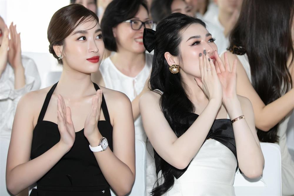 Thực hư Đỗ Mỹ Linh chơi trội phá dresscode đám đông-9