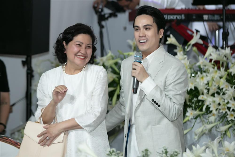 Thực hư Đỗ Mỹ Linh chơi trội phá dresscode đám đông-5