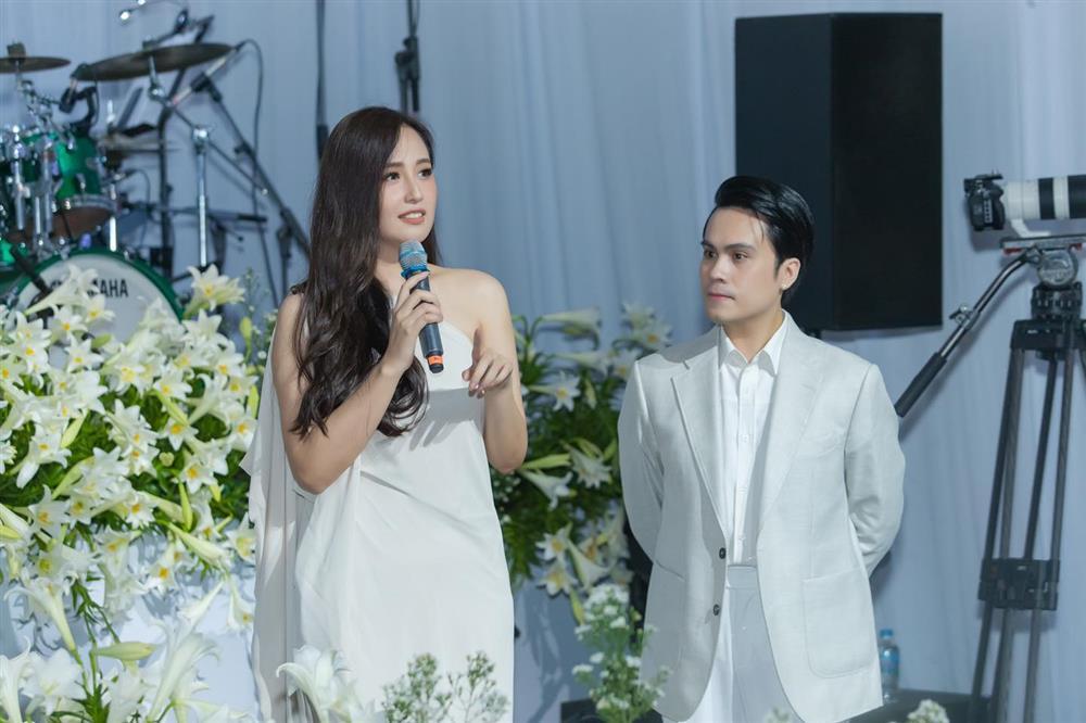 Thực hư Đỗ Mỹ Linh chơi trội phá dresscode đám đông-6