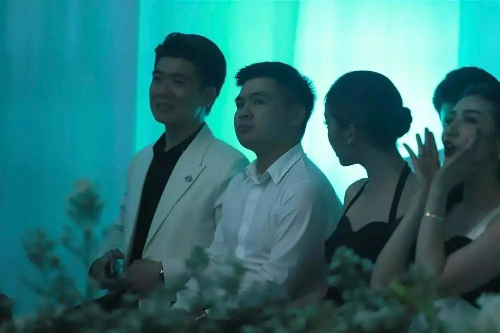 Thực hư Đỗ Mỹ Linh chơi trội phá dresscode đám đông-12