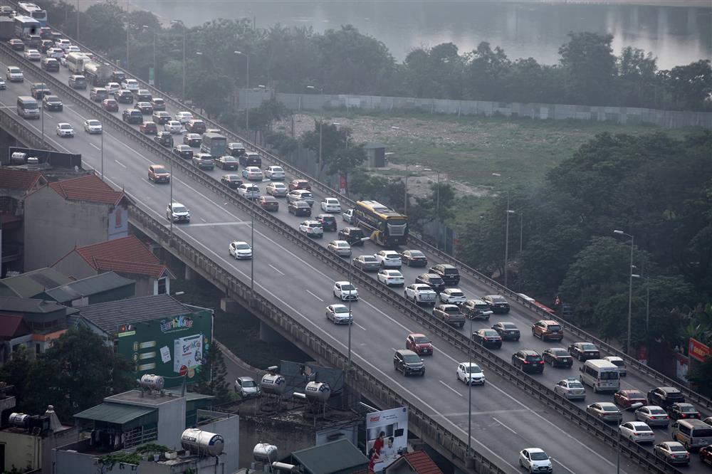 People crowded out of Hanoi since early morning, Ring Road 3 was paralyzed