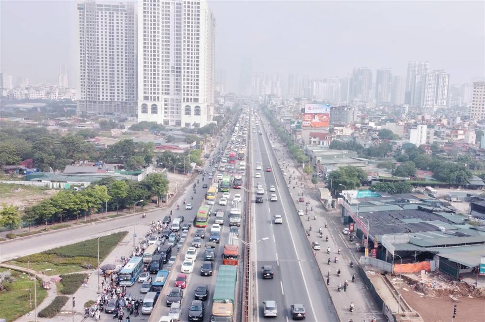 People have been rushing to leave Hanoi since early morning, Ring Road 3 is paralyzed