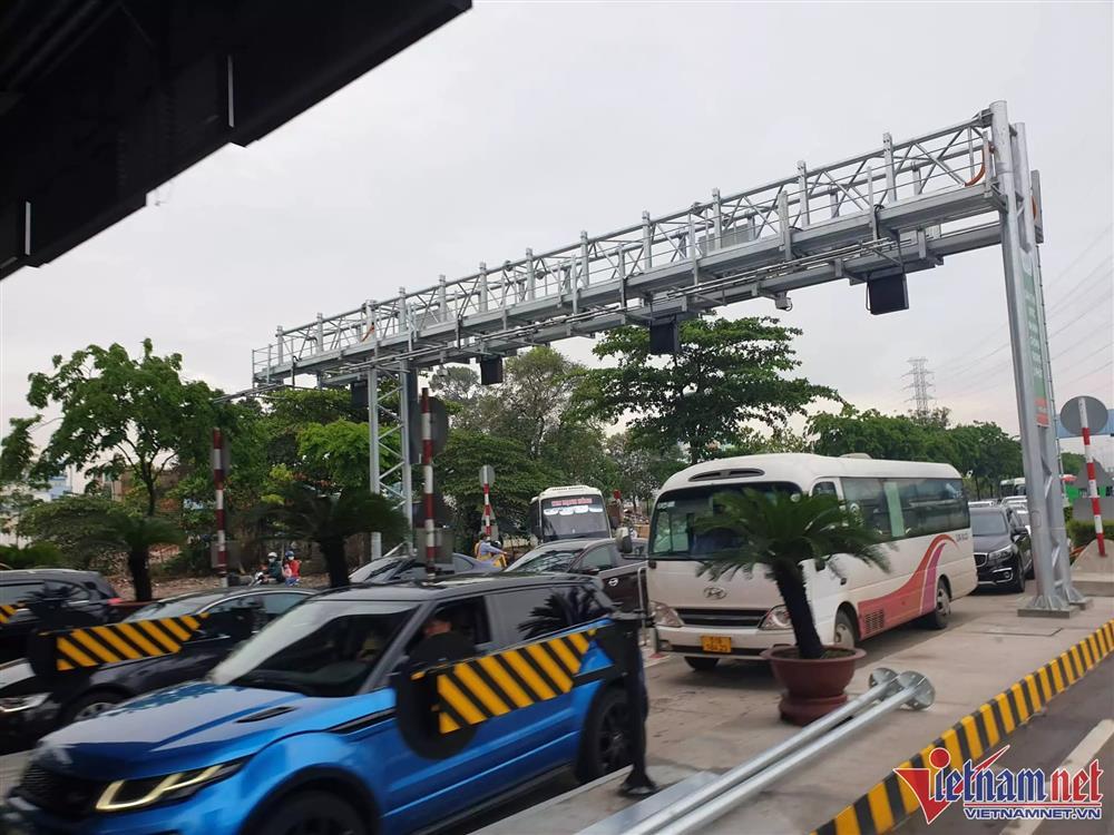 Người dân đi chơi lễ 30/4, cửa ngõ TP.HCM ùn tắc nghiêm trọng-3