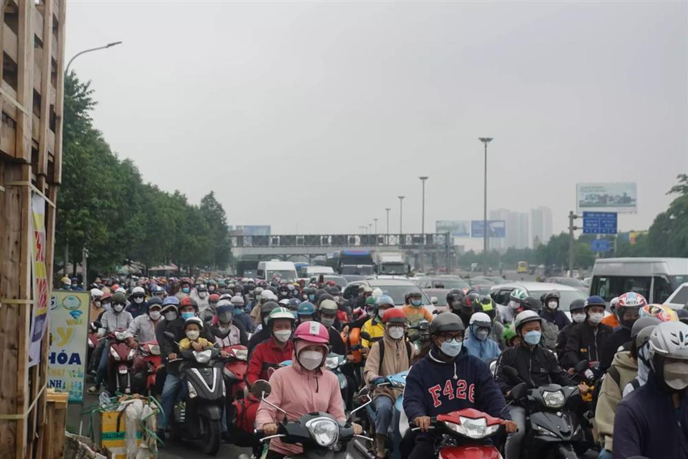 People go out to celebrate April 30, the gateway to Ho Chi Minh City is seriously congested-7