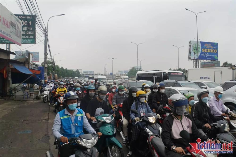 People go out to celebrate April 30, the gateway to Ho Chi Minh City is seriously congested-6
