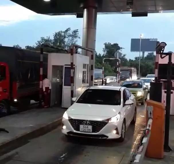 Người dân đi chơi lễ 30/4, cửa ngõ TP.HCM ùn tắc nghiêm trọng-8