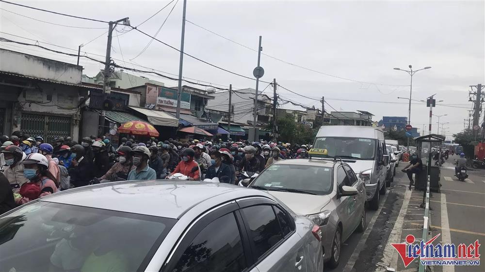 Người dân đi chơi lễ 30/4, cửa ngõ TP.HCM ùn tắc nghiêm trọng-1