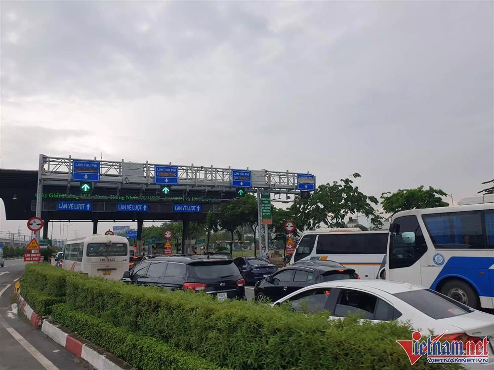 Người dân đi chơi lễ 30/4, cửa ngõ TP.HCM ùn tắc nghiêm trọng-4