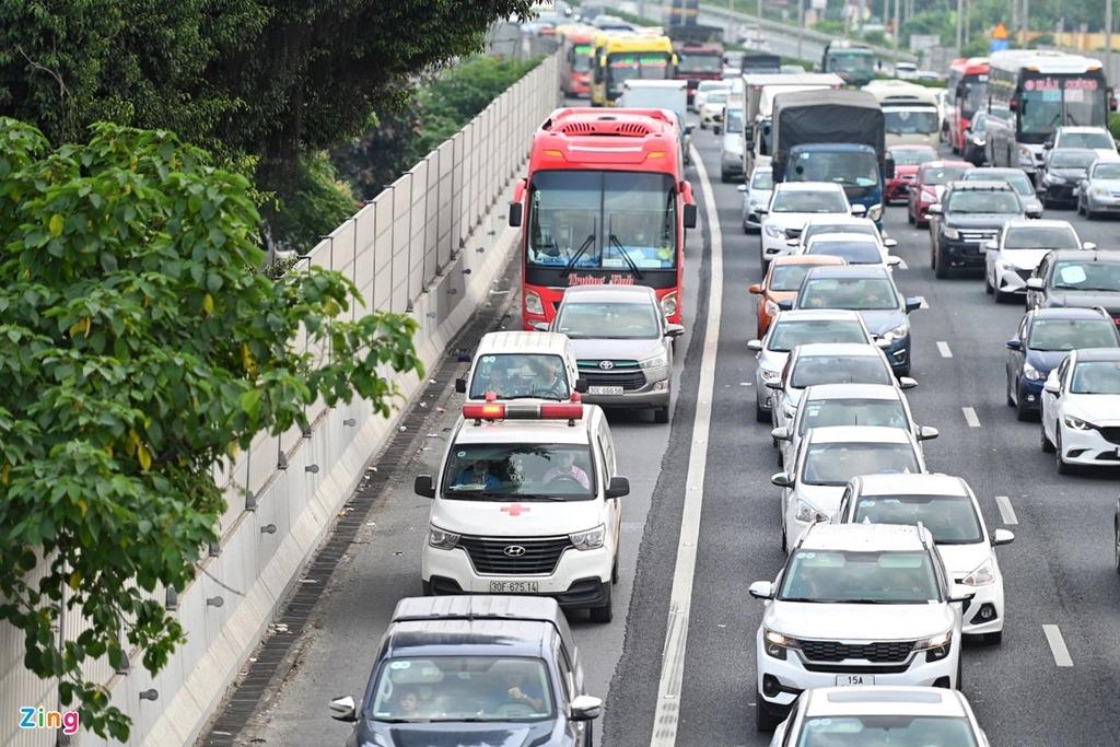 Nhiều tài xế sốt ruột, họ đi vào làn dừng khẩn cấp trên đường cao tốc khiến làn đường này kẹt cứng. Chiếc xe cứu thương vì thế không thể nhúc nhích. Lãnh đạo Cục CSGT nhiều lần khuyến cáo tài xế về hành vi này và cho biết sẽ trích xuất hình ảnh từ camera để xử lý.