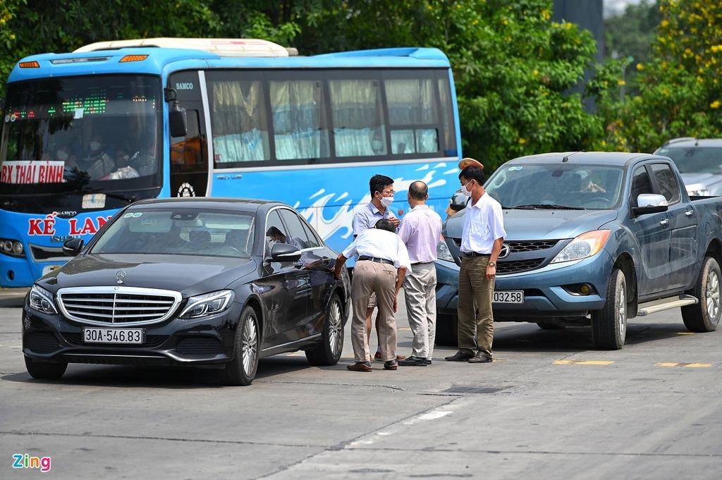 Không giữ khoảng cách an toàn, 2 chiếc xe va chạm khiến tình trạng ùn tắc thêm căng thẳng. CSGT lập tức có mặt và yêu cầu 2 tài xế đánh xe khỏi khu vực để tiếp tục giải quyết.