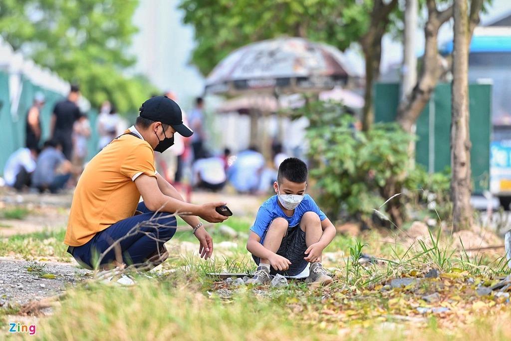 Trong khi đó, nhiều hành khách vạ vật ngồi chờ. Thời tiết sáng 30/4 tại Hà Nội không nắng gắt song ngoài trời vẫn oi bức.