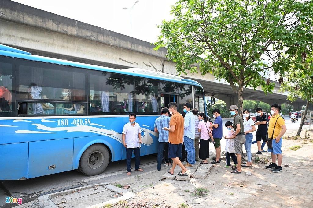 Trên đường Nguyễn Xiển, chiếc xe khách này nhồi nhét hàng chục người. Tài xế sau đó bị đưa về trụ sở CSGT lập biên bản. Trên xe lúc này có khoảng 50 người.