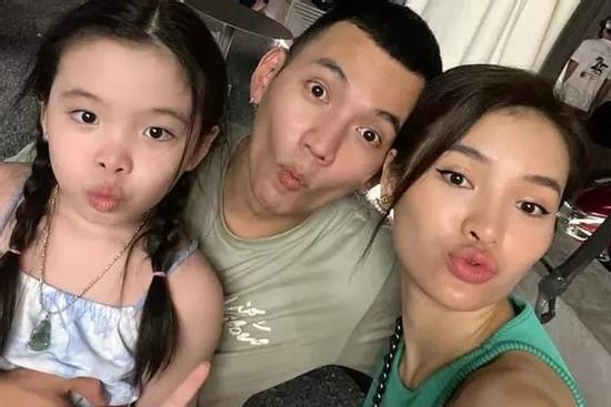 Lý Bình bị dân mạng xóc xiểm 'nuôi con người ta'