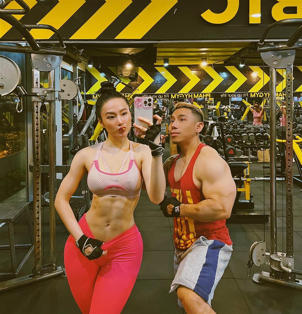 Angela Phuong Trinh works out in the gym, men look blue in the face-7