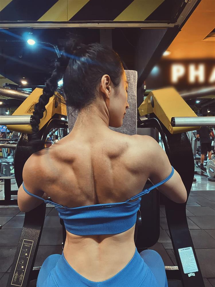 Angela Phuong Trinh works out in the gym, men look blue in the face-8