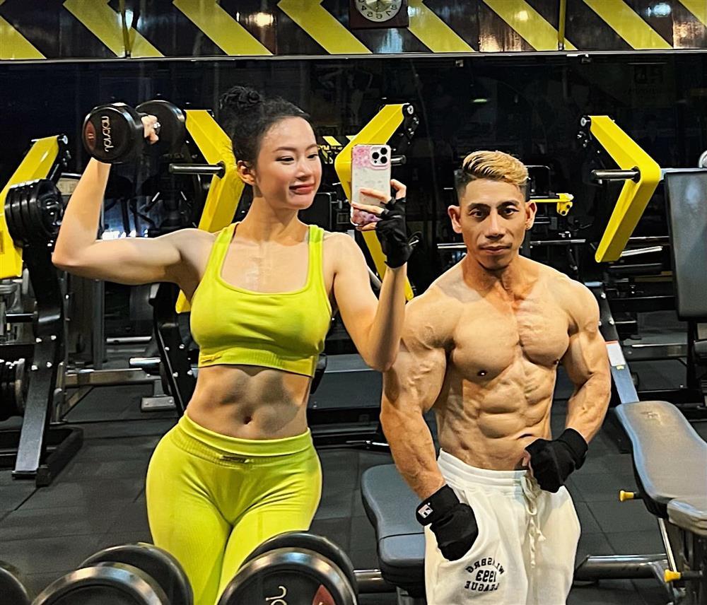 Angela Phuong Trinh works out at the gym, men look blue in the face-9
