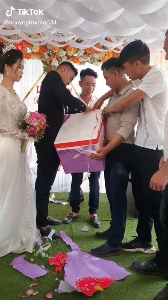 Hội bạn thân mừng cưới toàn 1K, cô dâu chú rể đếm muốn ngất-1