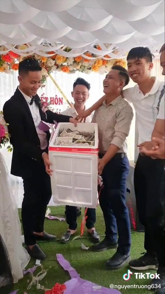 Hội bạn thân mừng cưới toàn 1K, cô dâu chú rể đếm muốn ngất-3