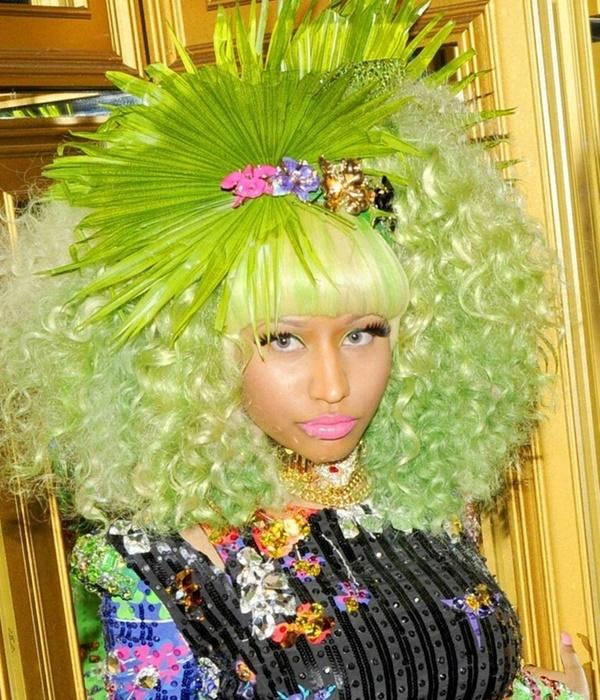 Nicki Minaj hóa thân thành cây cọ.