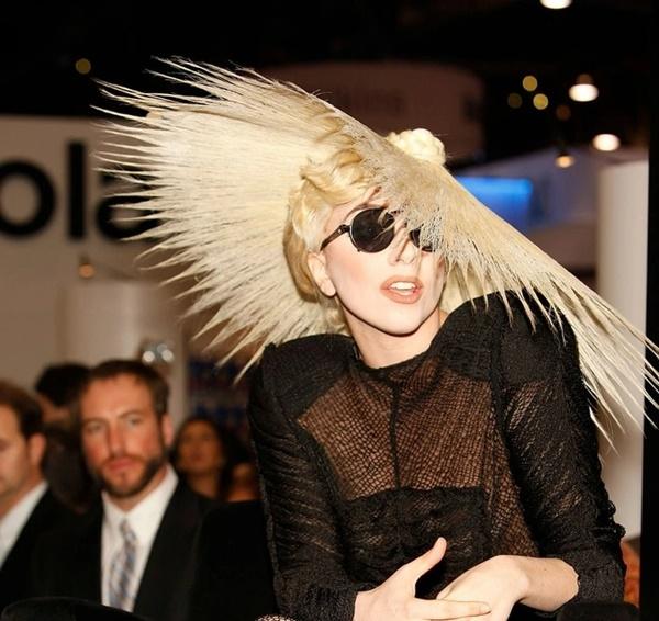 Lady Gaga tự biến tóc thành mũi cói đi biển. Giờ cô đã chuyển sang phong cách tinh tế, sang trọng nên cũng thấy bất ngờ với sự táo bạo trước đây của mình.