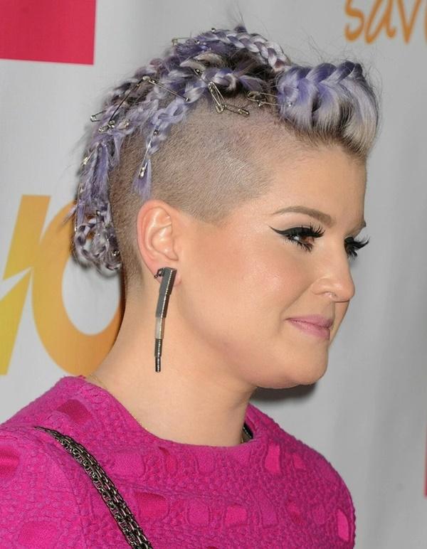 Kelly Osbourne cài ghim băng lên đầu.